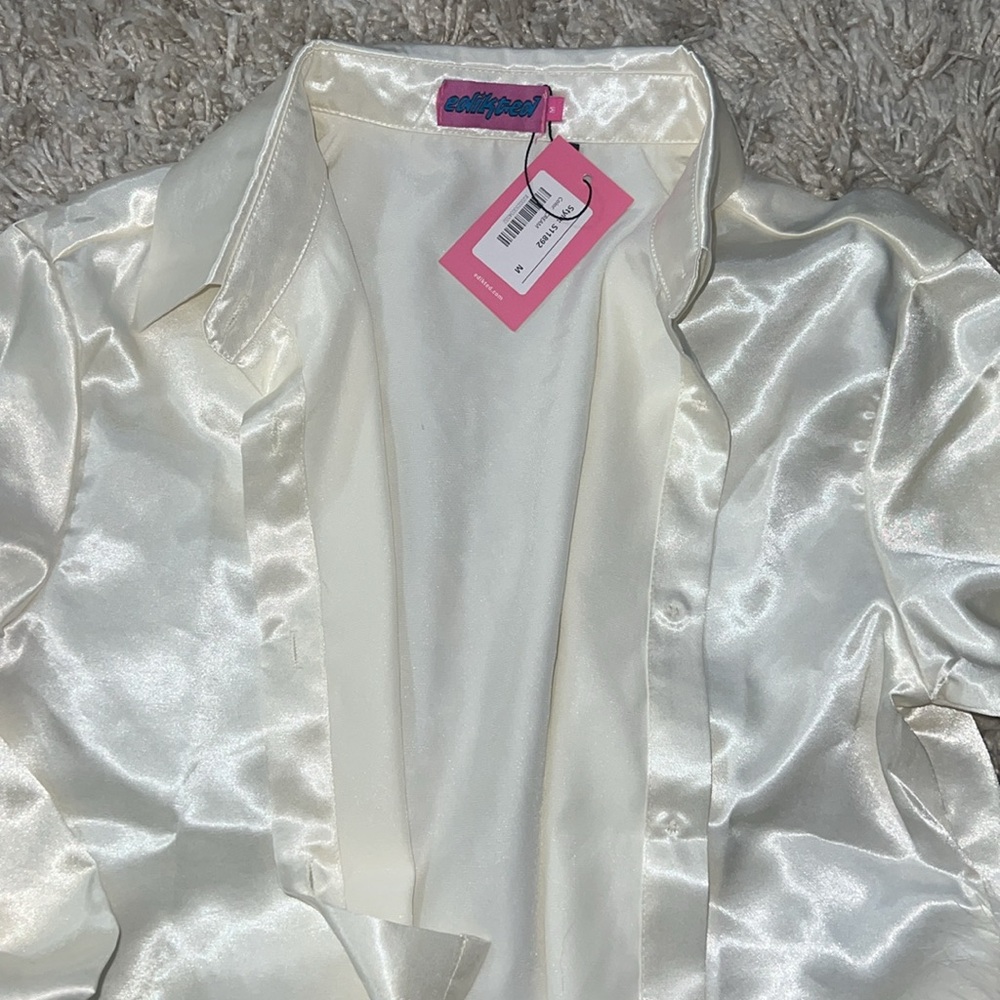 EDIKTED shiny, cropped, fur sleeved button up